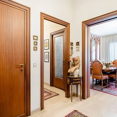 ホームステイ The Pope's ローマ